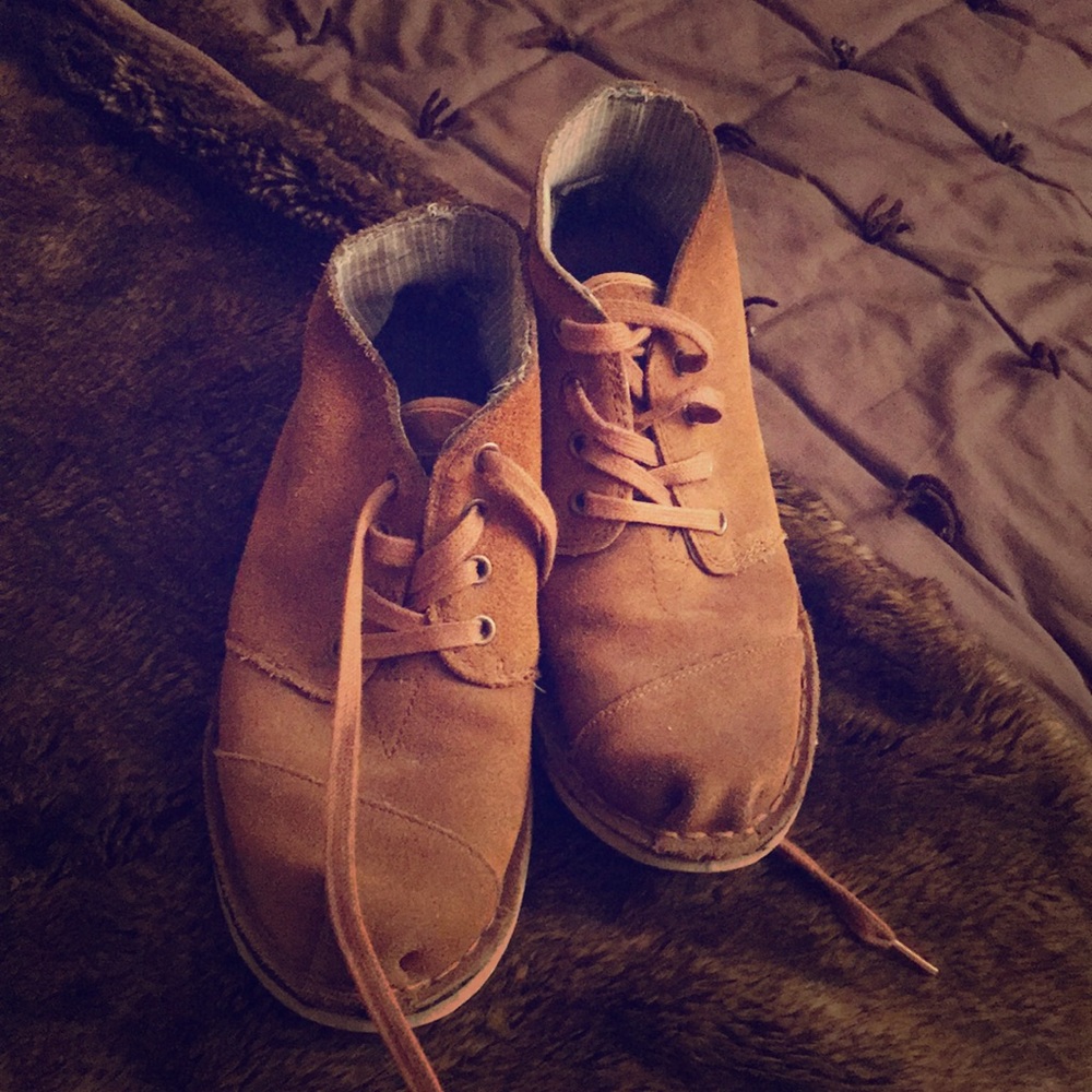Chestnut brown suede Toms ankle boots